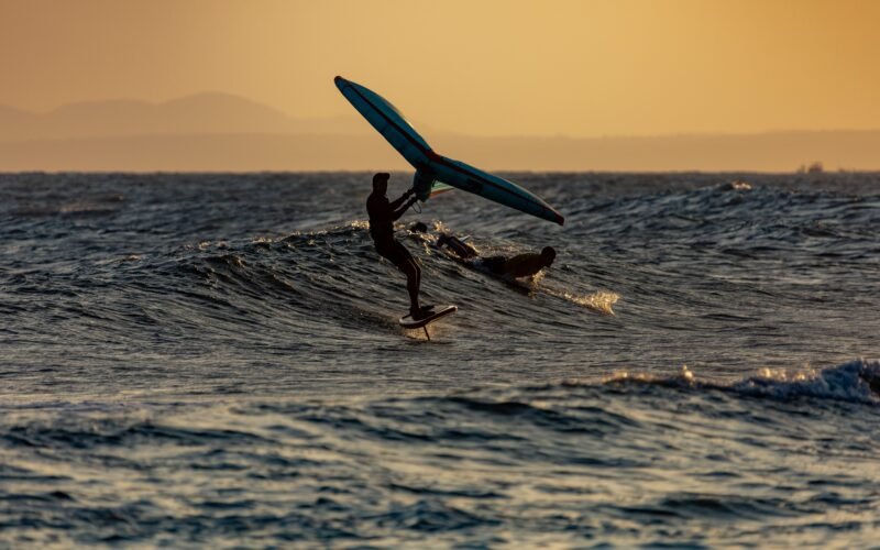 Une aile de kitesurf déployée dans le ciel au-dessus de la mer