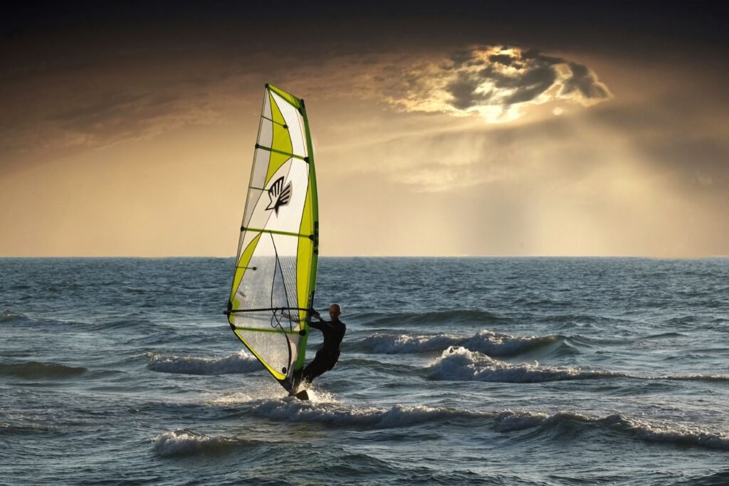 En windsurf classique sur un plan d'eau dégagé, le gréement retombe généralement à plat près du rider en cas de chute