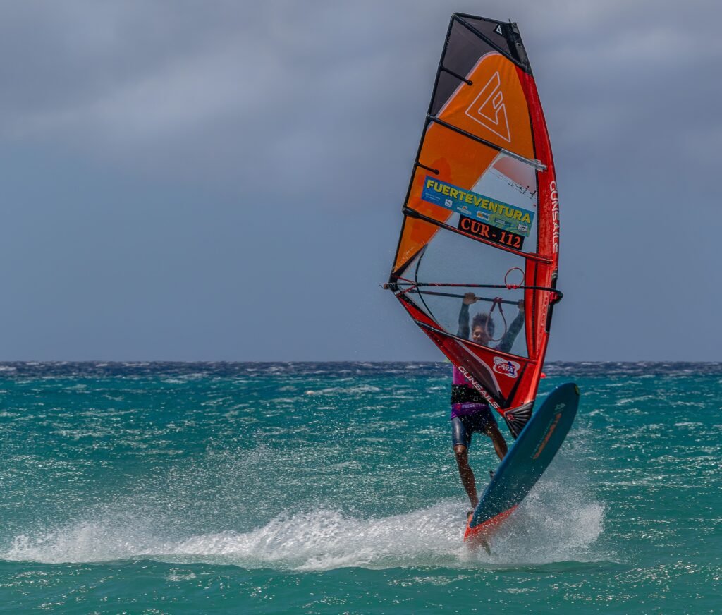 La pratique de la vague, près du bord et du shorebreak, fait partie des cas où le casque devient pertinent