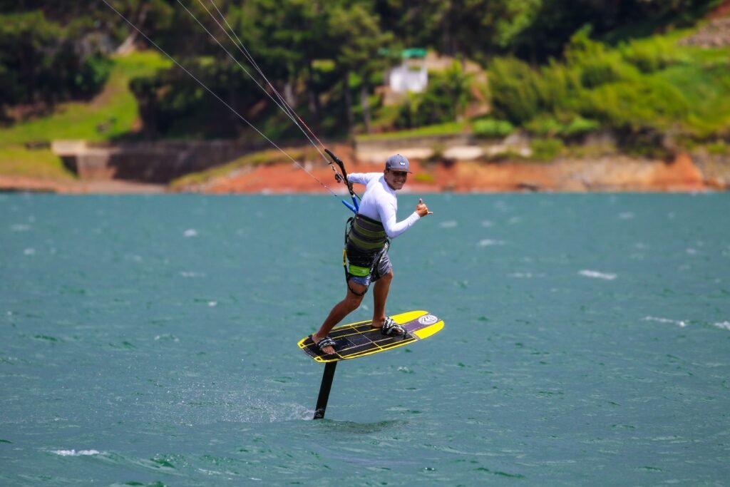 Le kitefoil reprend l'aile et la barre du kitesurf classique, associées à une planche de foil plus étroite qu'un twintip