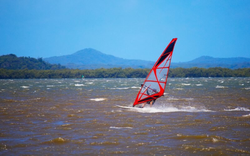 Une voile de windsurf gréée sur la plage avant une session